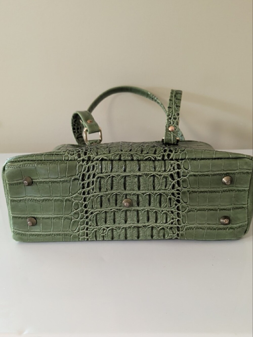 Tessaroo Vintage Green Croc Embossed Shoulder Bag with Tassel | Faux Leather - Picture 7 of 14